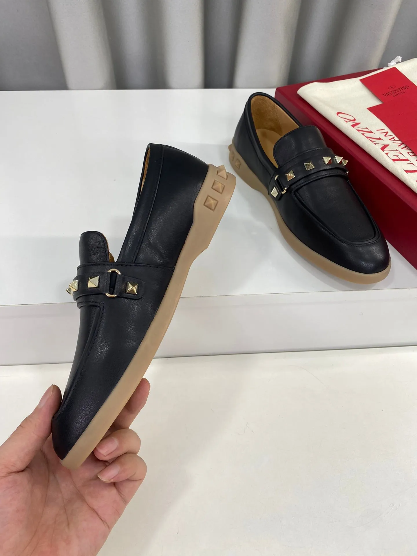 LEISURE FLOWS SPLIT LOAFER IN BLACK CALFSKIN